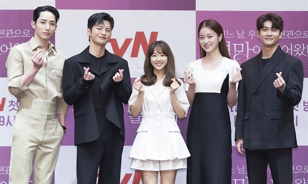 '멸망' 목숨담보 판타지 로맨스 이수혁, 서인국, 박보영, 신도현, 강태오 배우가 6일 오후 비대면으로 열린 tvN 새 월화드라마 <어느 날 우리 집 현관으로 멸망이 들어왔다>(이하 '멸망') 온라인 제작발표회에서 포즈를 취하고 있다.