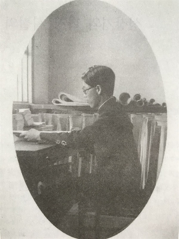 1926년 히로시마고등사범 입학 당시 이규동의 모습이다. 꼿꼿한 자세로 책상에 앉은 모습에서 공부에 대한 원암의 마음가짐을 볼 수 있다. 만성 폐렴으로 힘겨운 일본 유학 시절을 보낸 이규동은 1930년 3월 7일 영어과를 졸업했다.