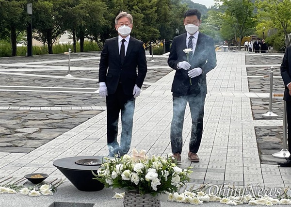 이재명 경기지사가 6일 오후 봉하마을 고 노무현 전 대통령 묘소를 참배했다.