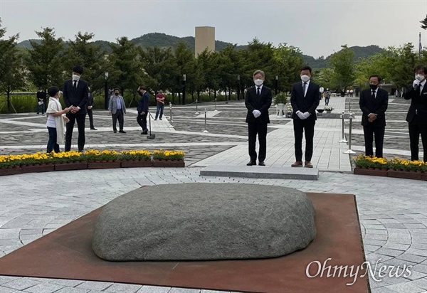이재명 경기지사가 6일 오후 봉하마을 고 노무현 전 대통령 묘소를 참배했다.