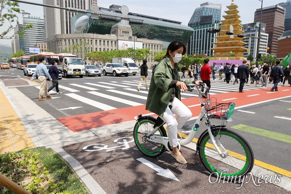 서울자전거 따릉이를 탄 시민이 6일 오후 서울 중구 확장된 '세종대로 사람숲길' 자전거 전용도로를 타고 이동하고 있다.