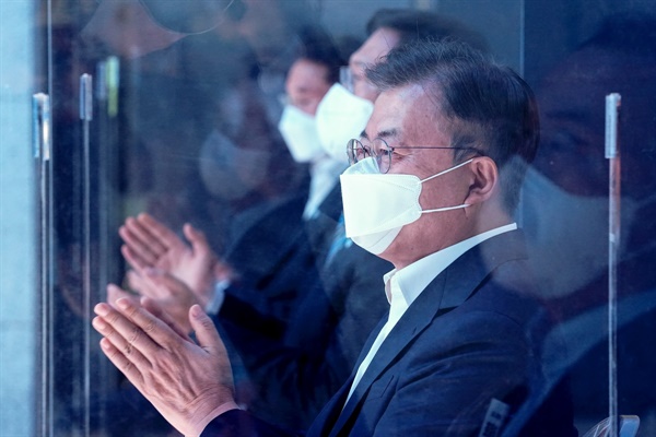 문재인 대통령이 6일 오후 울산광역시 남구 3D프린팅 지식산업센터에서 열린 '울산 부유식 해상풍력 전략 보고'에 참석해 있다.