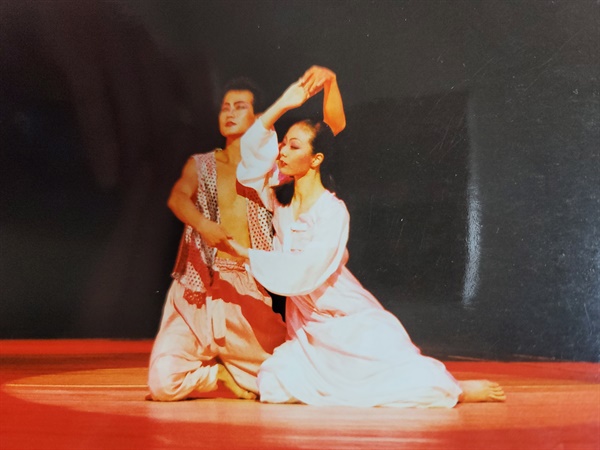 송성주&최공주 듀오 공연 '탈의 눈물'. 1994년 10월 31일 국립극장 대극장에서 공연했다. '탈의 눈물'은 이청자가 안무했다.