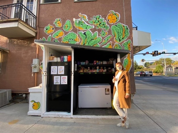캐나다 캘거리시에 설치된 공동체 냉장고 앞에서 한 시민이 포즈를 취하고 있다(캘거리 공동체 냉장고 커뮤니티 인스타그램 갈무리). 