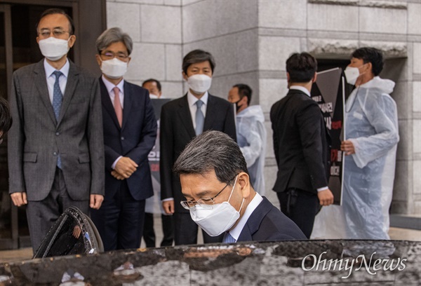 7일 오전 서울 서초구 대법원에서 박상옥 대법관이 퇴임식을 마치고 법원을 떠나자 전국공무원노동조합 법원본부 조합원들이 '고 박종철 고문치사사건 수사검사 박상옥, 우리는 대법관으로 인정하지 않는다'가 적힌 피켓을 들고 있다. 