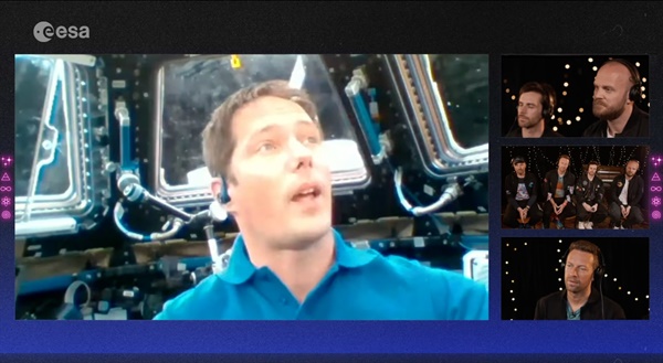  콜드플레이는 7일 '하이어 파워' 쇼케이스를 위해 ISS(국제우주정거장)에 체류 중인 프랑스 우주비행사 토마스 페스케에게 퍼포먼스 영상을 전달해 온라인 생중계로 신곡을 소개했다.
