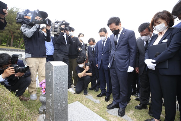  국민의힘 김기현 당 대표 권한대행 겸 원내대표가 7일 오전 광주 북구 국립 5·18 민주묘지에서 열사 묘역을 참배하고 있다.