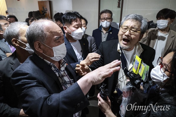 국가기념일 행사에서 광복회 김원웅 회장의 멱살을 잡아 상벌위원회에 회부된 광복회원 김임용씨(사진 오른쪽)가 7일 오전 여의도 광복회관에서 보수유튜버 2명 동석을 요구하며 언쟁을 하고 있다.