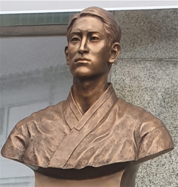 부산경찰서 투탄 100주년을 기념하여 2020년 부산개성고등학교 교정에 세웠다.