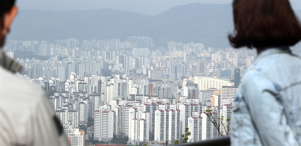  지난 6일 서울 남산공원에서 시민들이 도심을 내려다보고 있는 모습. 