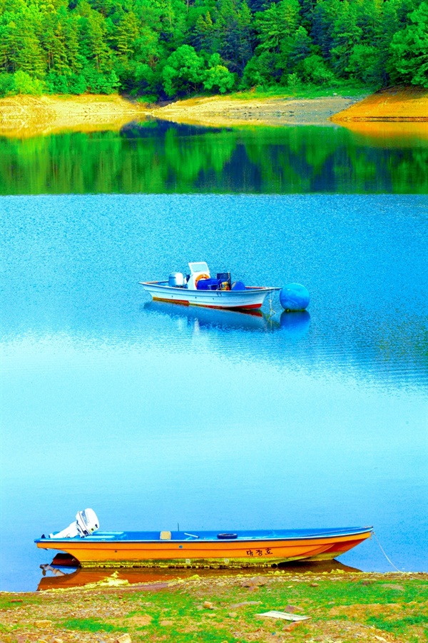 앙구례마을 호숫가에 떠 있는 배들의 모습. 