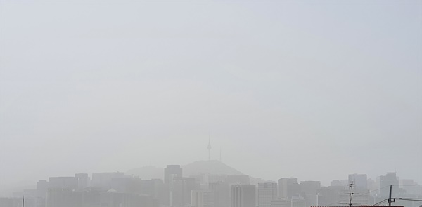 8일 황사 영향으로 서울 시내가 뿌옇다. 기상청은 전날 유입된 황사 영향으로 오전에는 미세먼지 농도가 높겠으나, 오후부터 원활한 대기 확산으로 전 권역이 '보통' 수준을 보인다고 전했다