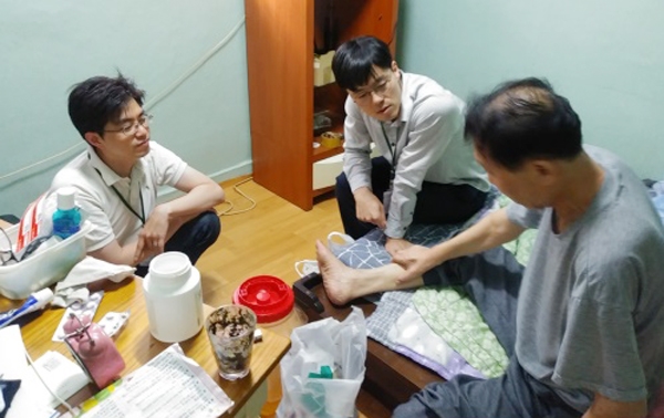 홍종원 원장(가운데)은 김창오 원장(왼쪽)과 함께 커뮤니티 케어 의료기관인 건강의집을 개원하고 병원이 아니라 거동이 불편한 환자의 집에서 진료활동을 하고 있다.