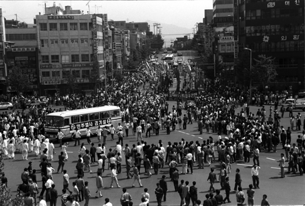 1991년 5월 8일 오전 6시 서강대 옥상에서 분신한 파주시 광탄면 영장리. 청년 김기설 전민련 사회부장의 영결식 행렬이 1991년 5월 12일 신촌사거리를 지나고 있다.
