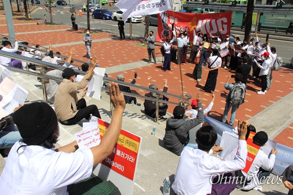 9일 오후 창원역 광장에서 열린 "미얀마 민주주의 연대 10차 일요시위".