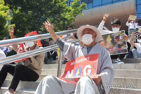 9일 오후 창원역 광장에서 열린 "미얀마 민주주의 연대 10차 일요시위". 경주 성봉사 일공 스님