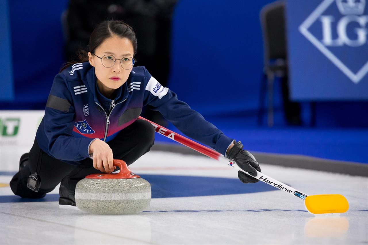  2021 여자 컬링 세계선수권대회에 출전한 여자 컬링 대표팀 김은정 스킵이 스톤을 투구하고 있다.