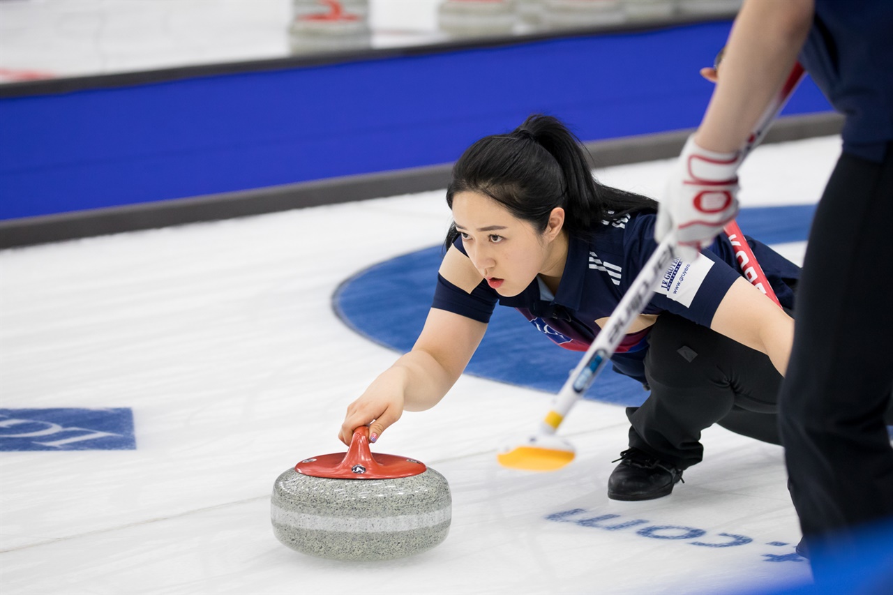  2021 여자 컬링 세계선수권대회에 출전한 여자 컬링 대표팀 김경애 서드가 스톤을 투구하고 있다.