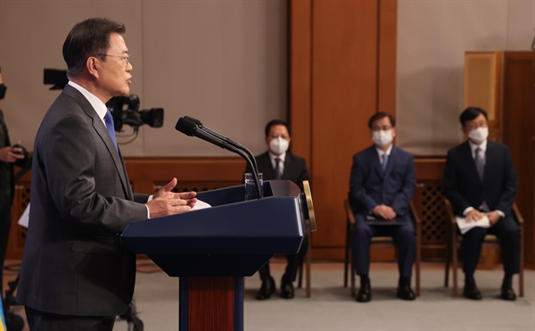 문재인 대통령이 10일 청와대 춘추관 대브리핑룸에서 취임 4주년 특별연설을 하고 있다. 