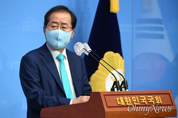 홍준표 무소속 의원이 10일 오전 서울 여의도 국회 소통관에서 기자회견을 열고 국민의힘에 복당할 것을 밝히고 있다.