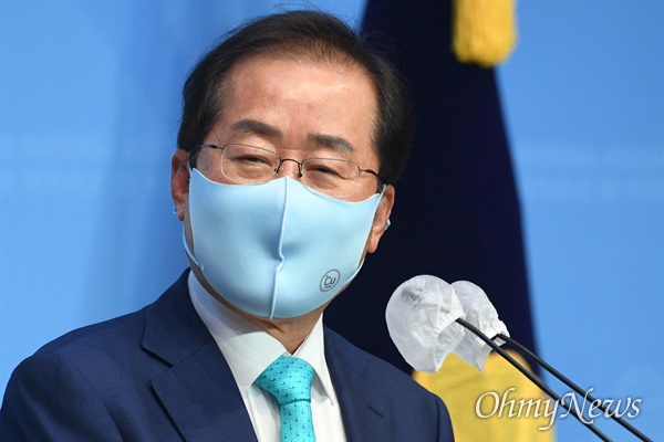 홍준표 무소속 의원이 지난 5월 10일 오전 서울 여의도 국회 소통관에서 기자회견을 열고 국민의힘에 복당할 것을 밝히고 있다.