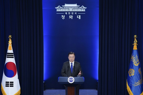 문재인 대통령이 10일 청와대 춘추관 대브리핑룸에서 취임 4주년 특별연설을 하고 있다.