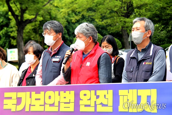  적폐청산과민주사회건설 경남운동본부는 10일 경남도청 정문 앞에서 기자회견을 열어 "국가보안법 폐지를 위한 10만 국민청원을 시작한다"고 했다.