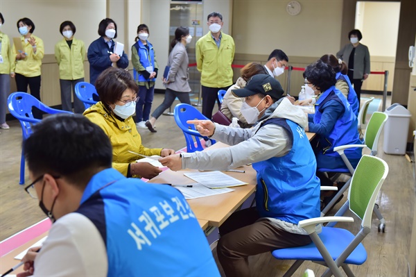 지난 4월 14일 오전 제주 서귀포시 동홍동에 마련된 서귀포시 지역 코로나19 예방접종센터에서 접종 모의훈련이 실시되고 있다. 