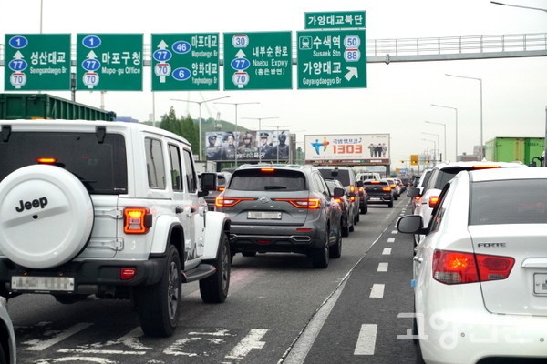 서울문산고속도로에서 강변북로로 합류하는 지점. 3개 차선의 모든 차량 후미에 브레이크등이 들어와 있다. 가양대교까지 1km 거리를 가는데 40분이나 걸렸다. 4일 오전 8시 10분의 상황이다.