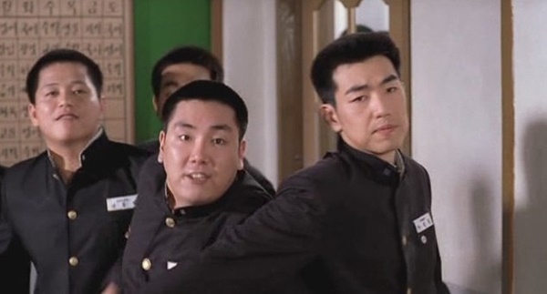  <말죽거리 잔혹사>에는 데뷔 초기의 조진웅(왼쪽)과 이종혁이 주인공 권상우와 갈등하는 역할로 출연한다.