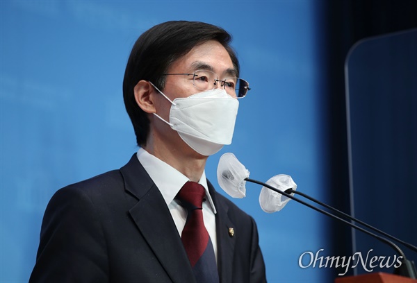 조경태 국민의힘 의원이 11일 서울 여의도 국회 소통관에서 당대표 출마 기자회견을 하고 있다.