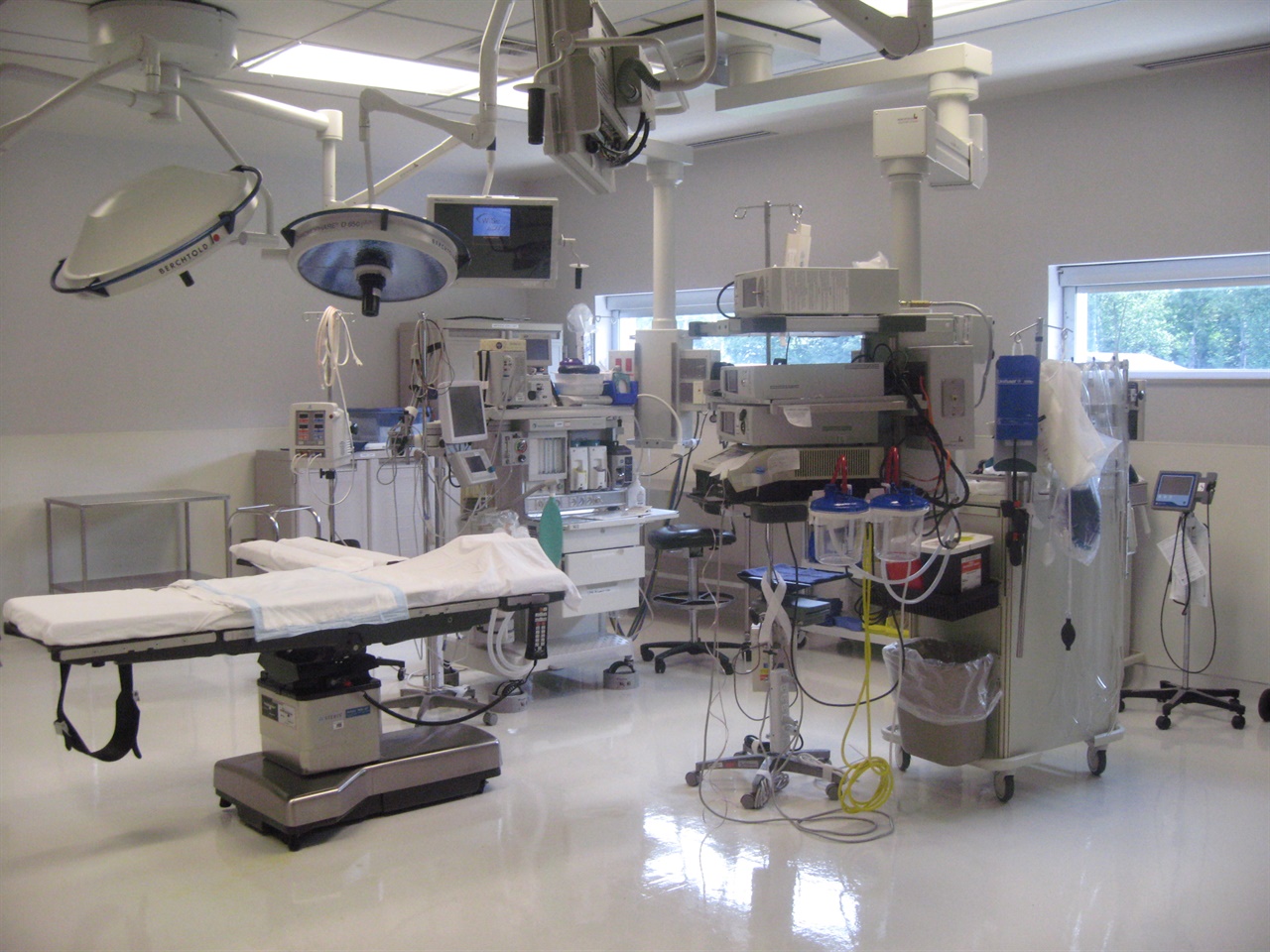 수술실 내부 병원은 30병상정도로 작지만 상시근무 마취과 의사 및 각종 X선 촬영장비와 수술실을 현대적으로 갖추었음(자료사진, 기사 내용과 무관)