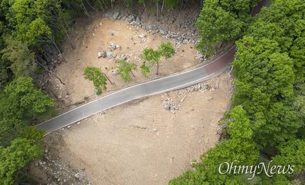 김해장유 대청계곡의 장유폭포 위쪽에 유적 발굴을 위해 벌목을 한 현장.