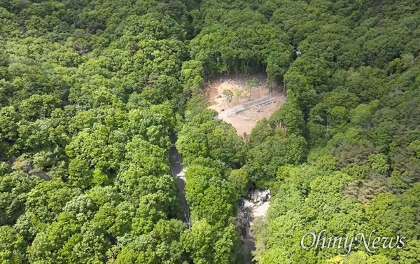 김해장유 대청계곡의 장유폭포 위쪽에 유적 발굴을 위해 벌목을 한 현장(사진 아래 쪽이 장유폭포).