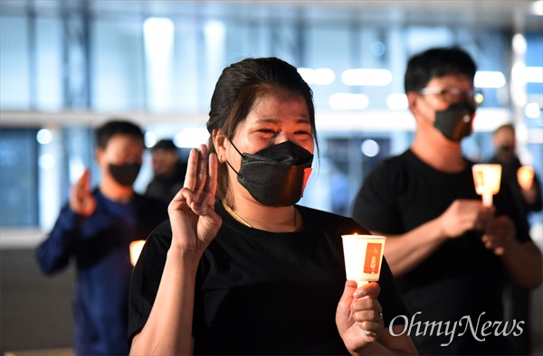 11일 밤 대전역 서광장에서 '미얀마 군사쿠데타 100일 침묵 촛불집회'가 열렸다. 이날 집회는 '대전 미얀마 민주주의 평화연대'가 주최하고, '글로벌M4봉사대'의 주관으로 열렸으며, 약 50여명의 미얀마인과 대전시민들이 참석했다. 사진은 울음을 터트린 한니씨.