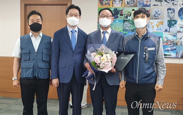 김경수 경남지사가 12일 오전 집무실에서 공무원노동조합 투쟁으로 해직되었던 이병하(59)씨한테 '임용장'을 수여하고 있다.