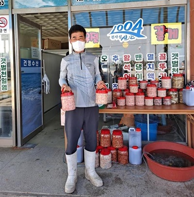 전장포에서 40년째 새우잡이 어업을 하고 있는 어민 김인석(64) 씨가 전장포 새우젓에 대해 자랑하고 있다. 