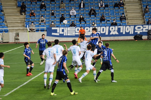  후반전, 인천 유나이티드의 김광석이 코너킥 세트 피스 기회에서 헤더 슛을 날리고 있다.