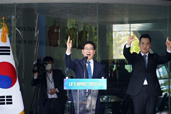 양승조 충남지사가 11일 오전 11시 세종특별자치시 어진동에 있는 지방자치회관 야외 광장에서 대통령선거 출마를 선언했다.