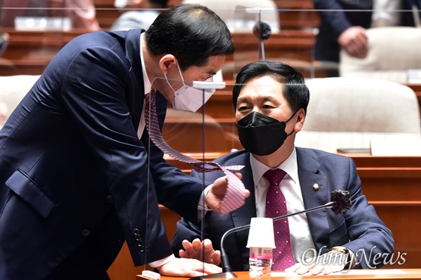  12일 오후 국회에서 열린 국민의힘 의원총회에서 김기현 대표 권한대행 겸 원내대표와 박대출 의원이 대화를 하고 있다. 