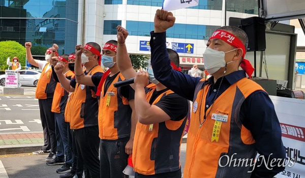 민주노총 공공연대노동조합 경상국립대병원지회는 12일 오후 진주경상국립대병원 앞에서 “비정규직 철폐, 제대로 된 정규직 전환”을 내걸고 ‘집중결의대회·집단삭발식’을 열고 거리행진했다.