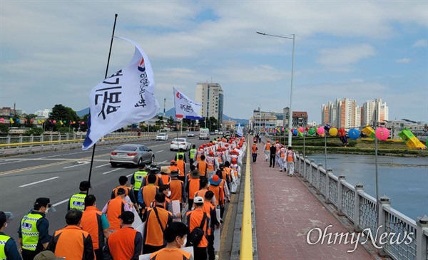  민주노총 공공연대노동조합 경상국립대병원지회는 12일 오후 진주경상국립대병원 앞에서 “비정규직 철폐, 제대로 된 정규직 전환”을 내걸고 ‘집중결의대회·집단삭발식’을 열고 거리행진했다.