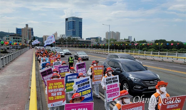  민주노총 공공연대노동조합 경상국립대병원지회는 12일 오후 진주경상국립대병원 앞에서 “비정규직 철폐, 제대로 된 정규직 전환”을 내걸고 ‘집중결의대회·집단삭발식’을 열고 거리행진했다.