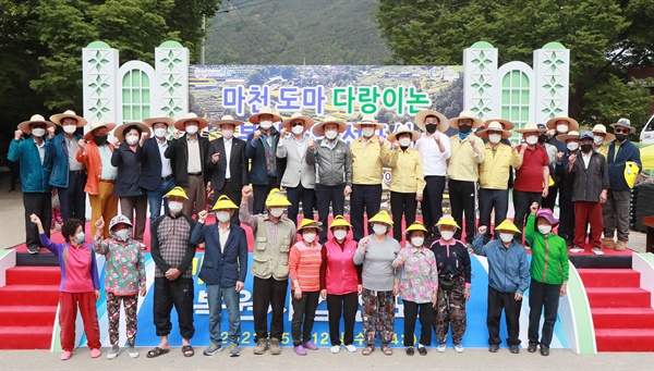  12일 오후 지리산 자락인 경남 함양군 마천면 도마마을에서 다랑이논 국가주요농업유산 등재를 위한 전통방식의 모내기 체험이 진행되고 있다.