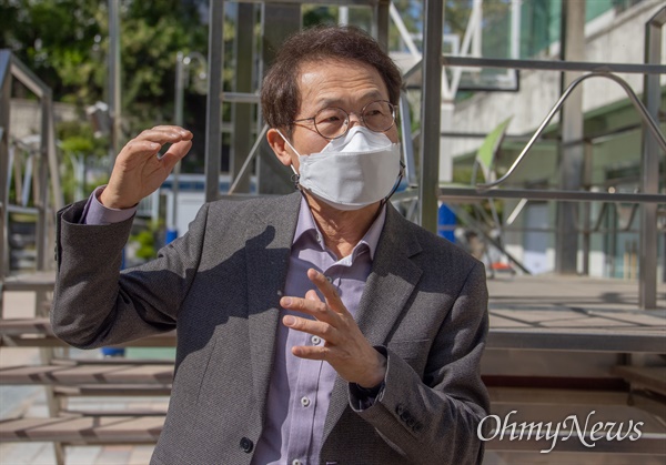  고위공직자범죄수사처의 첫 번째 수사 대상이 되어 '특별채용' 의혹을 받는 조희연 서울시 교육감이 12일 오후 서울시 서대문구 가재울중학교에서 신규교사 성장지원프로그램을 마치고 기자의 질문에 답변하고 있다. 