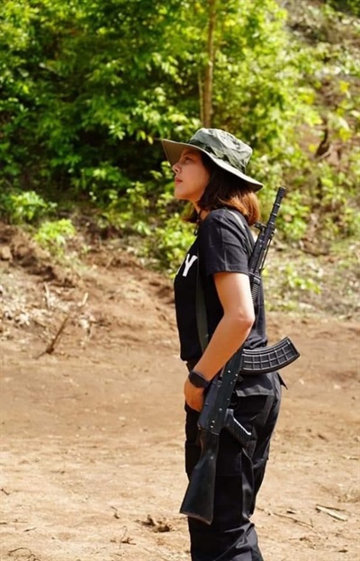 미연마 군부에 맞선 유명 스타는 모델인 타텍텍(Htar Htet Htet, 32살).