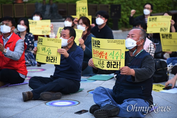 12일 밤 대전 서구 둔산동 보라매공원 대전평화의소녀상 앞 광장에서 열린 '일본 후쿠시마 오염수 방류 결정 규탄 제46차 대전수요문화제' 장면.