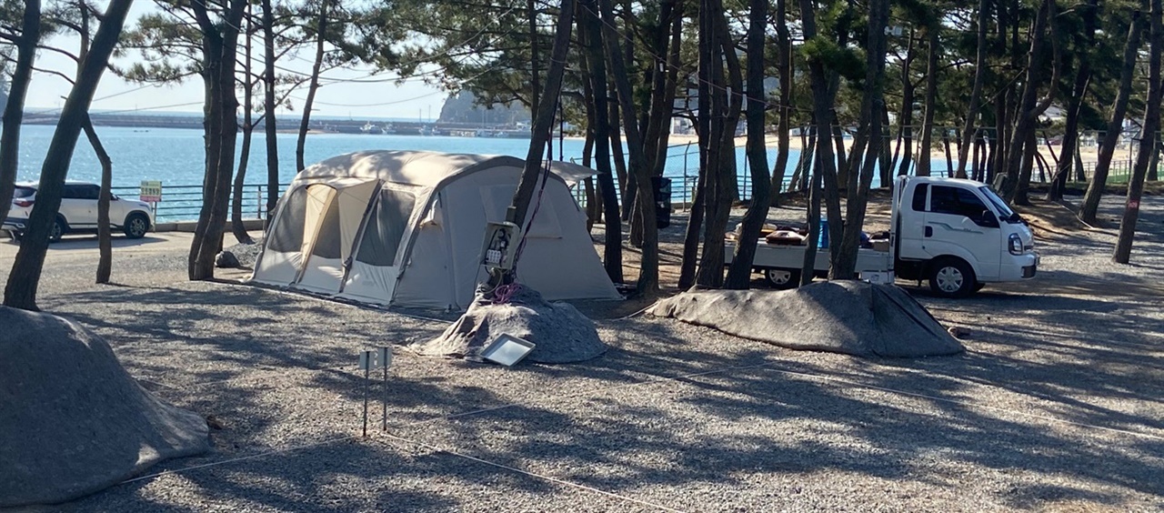 태안반도 곳곳의 바닷가에는 캠핑객들이 몰려들고 있다