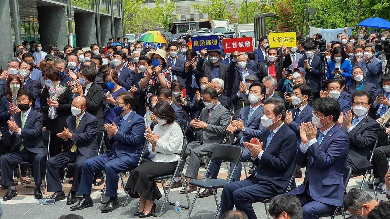 대선 출마선언식에 참석한 정치인들이 양승조 지사의 연설에 박수로 화답하고 있다.