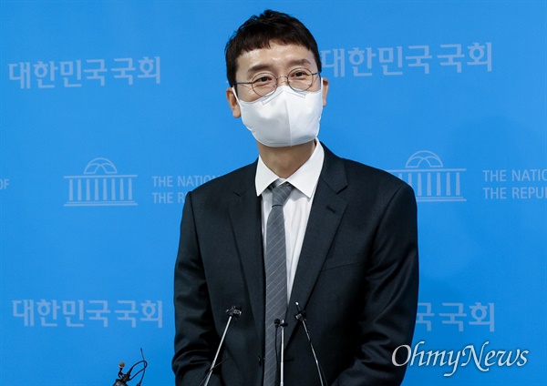 김웅 국민의힘 의원이 13일 오전 서울 여의도 국회 소통관에서 당대표 경선에 출마를 선언한 뒤 기자들의 질문에 답변하고 있다.